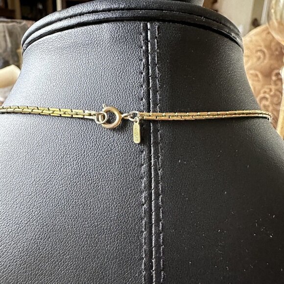 Vintage Monet Asian Inspired Detailed Necklace Gold Tone Metal Mesh Signed 17"‎ - Picture 2 of 6